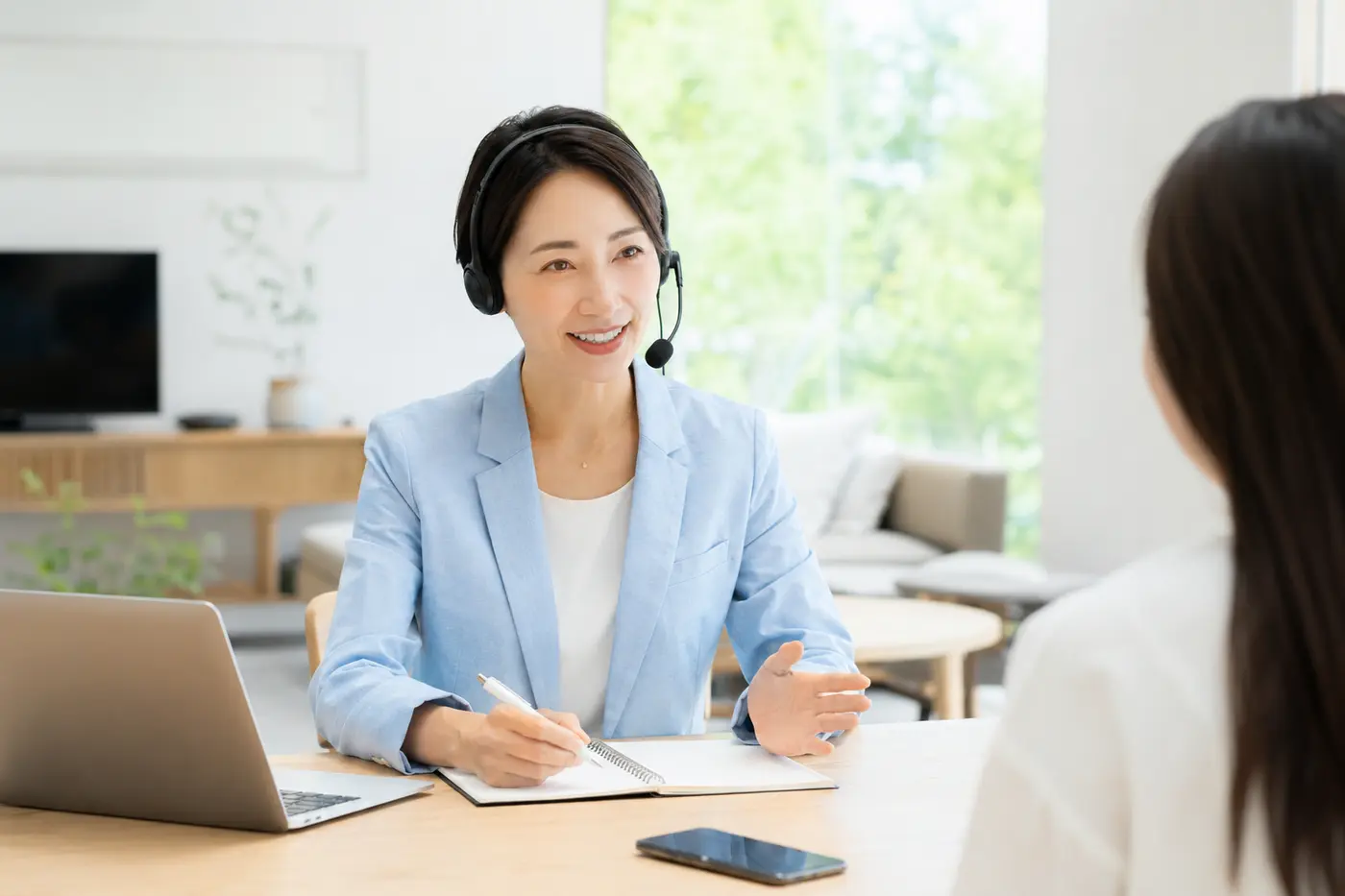 LINE構築の相談に対応する日本人女性コンサルタント